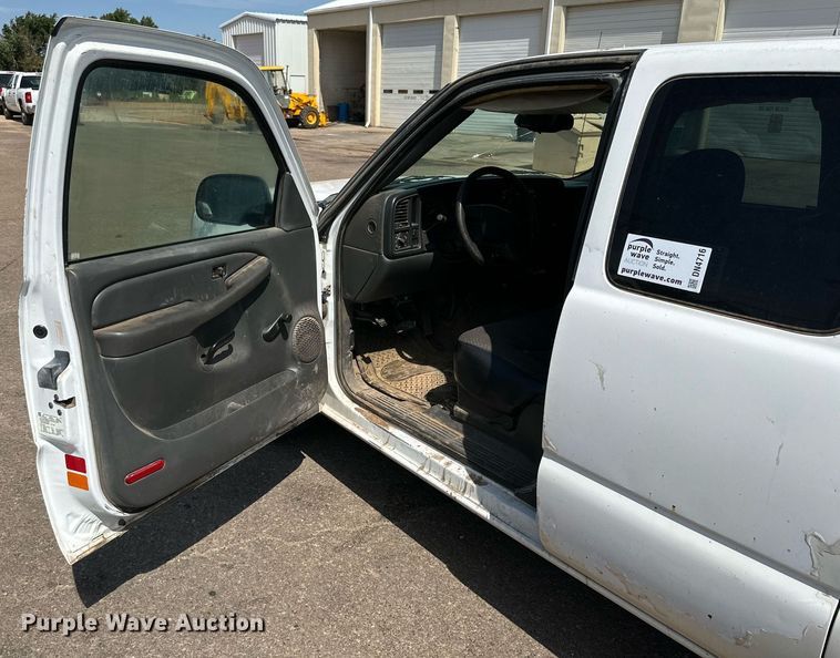 image for item DN4716 2004 Chevrolet Silverado 1500  Ext. Cab pickup truck