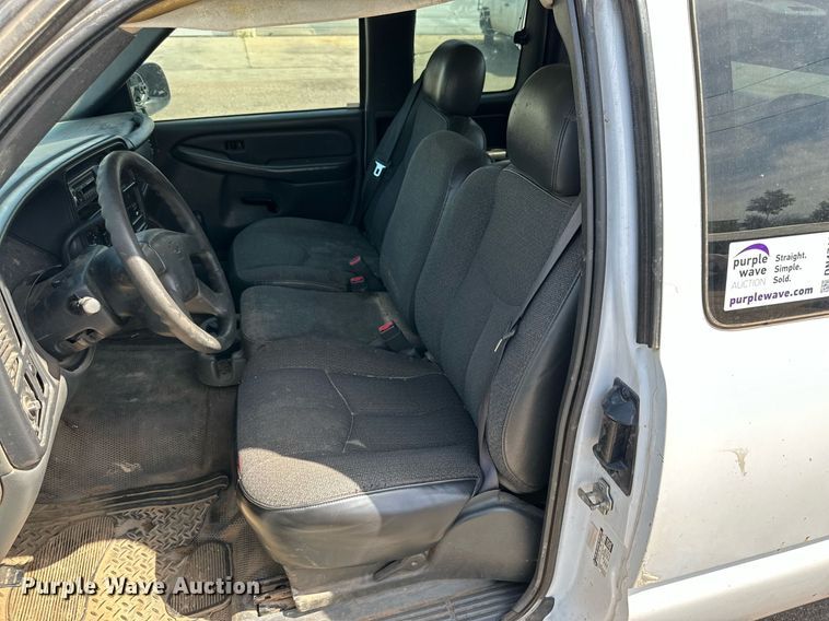 image for item DN4716 2004 Chevrolet Silverado 1500  Ext. Cab pickup truck