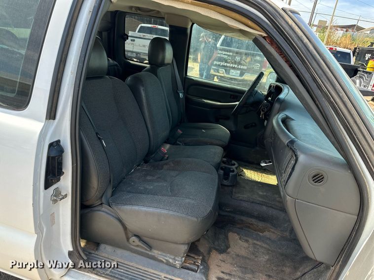 image for item DN4716 2004 Chevrolet Silverado 1500  Ext. Cab pickup truck