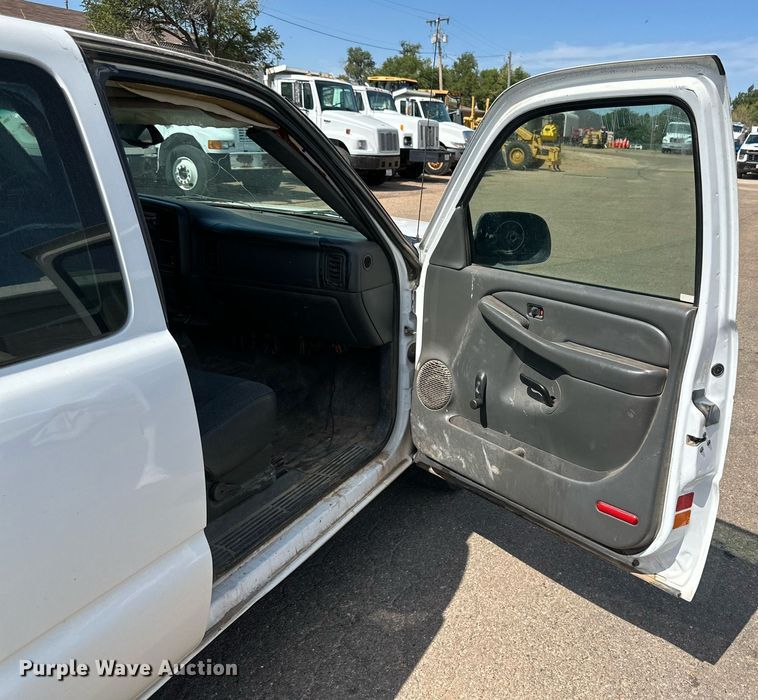 image for item DN4716 2004 Chevrolet Silverado 1500  Ext. Cab pickup truck