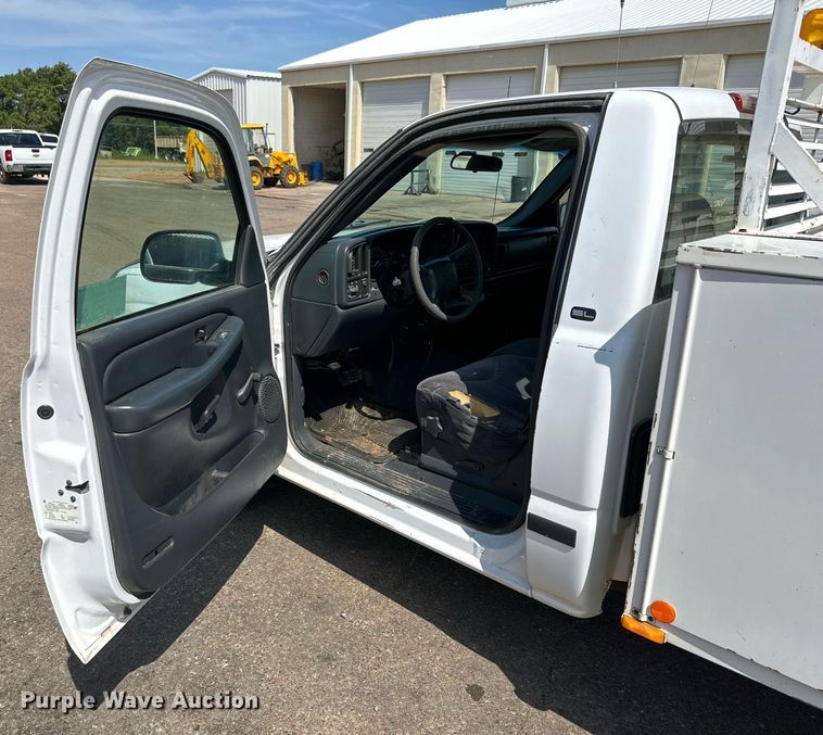 image for item DN4719 2000 GMC Sierra 2500 HD  utility bed pickup truck