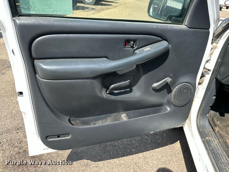 image for item DN4719 2000 GMC Sierra 2500 HD  utility bed pickup truck