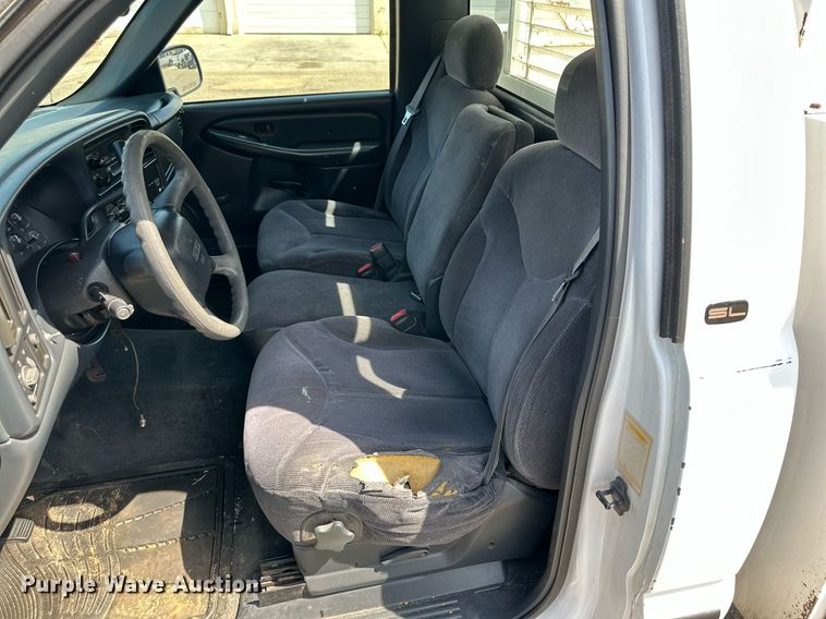 image for item DN4719 2000 GMC Sierra 2500 HD  utility bed pickup truck