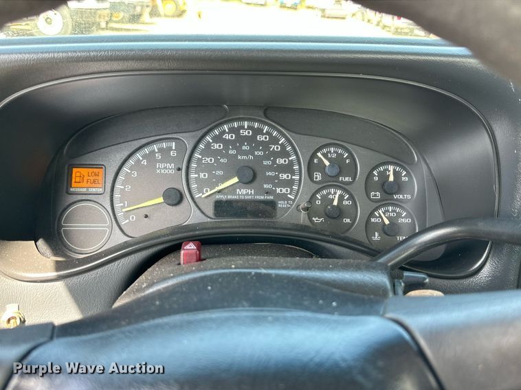 image for item DN4719 2000 GMC Sierra 2500 HD  utility bed pickup truck