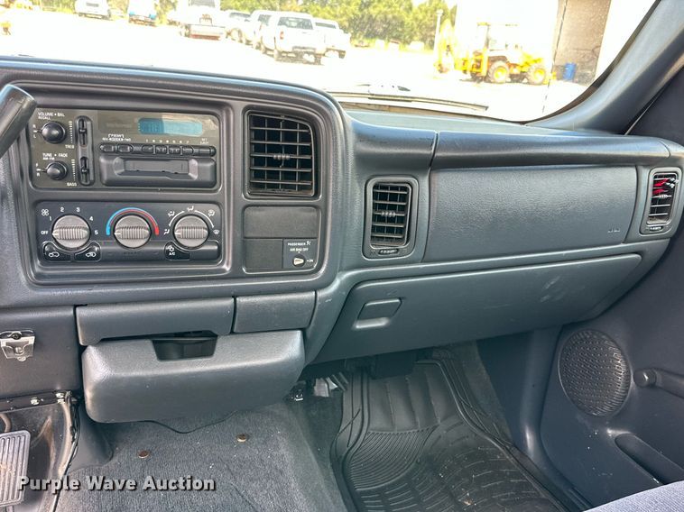 image for item DN4719 2000 GMC Sierra 2500 HD  utility bed pickup truck