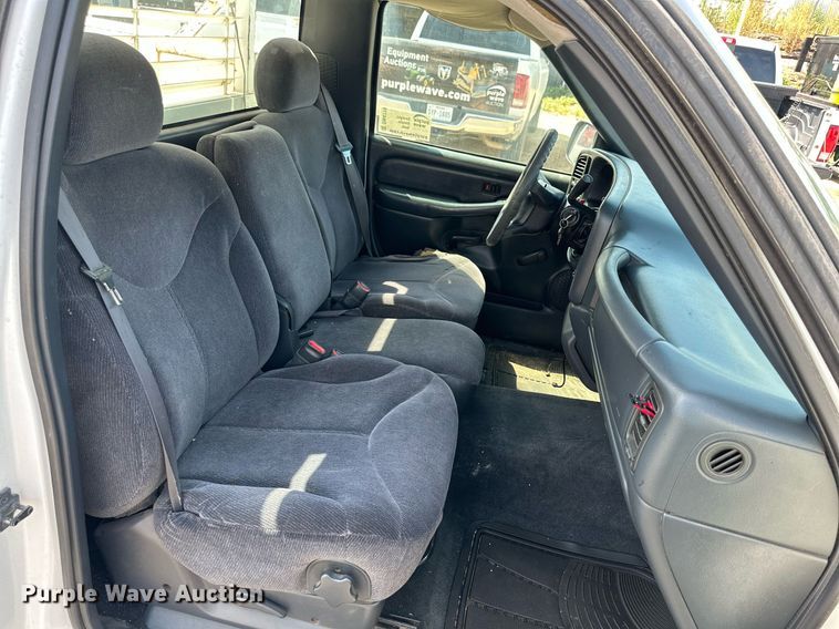 image for item DN4719 2000 GMC Sierra 2500 HD  utility bed pickup truck