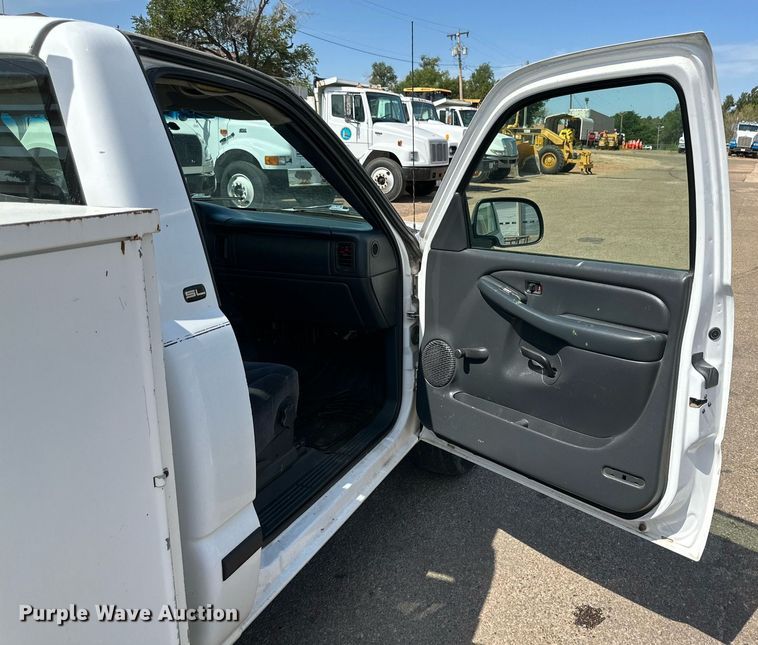 image for item DN4719 2000 GMC Sierra 2500 HD  utility bed pickup truck