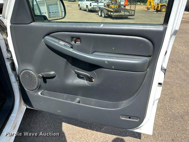 image for item DN4719 2000 GMC Sierra 2500 HD  utility bed pickup truck