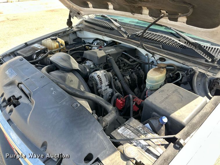 image for item DN4719 2000 GMC Sierra 2500 HD  utility bed pickup truck