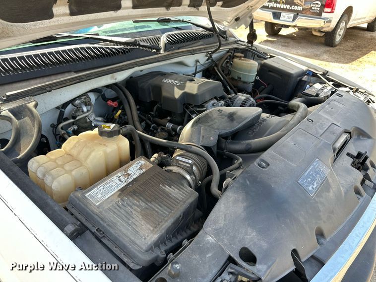 image for item DN4719 2000 GMC Sierra 2500 HD  utility bed pickup truck