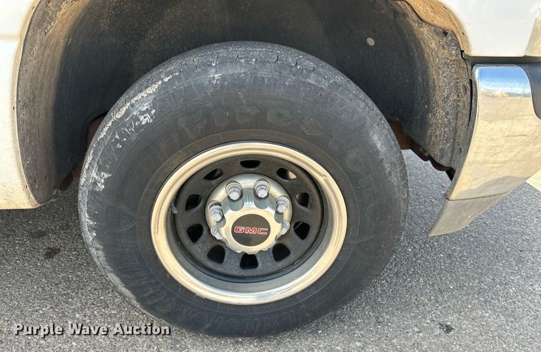 image for item DN4719 2000 GMC Sierra 2500 HD  utility bed pickup truck