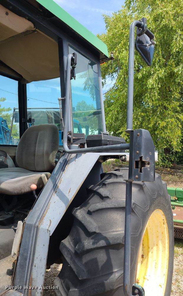 image for item DN8525 1997 John Deere 5500  MFWD tractor