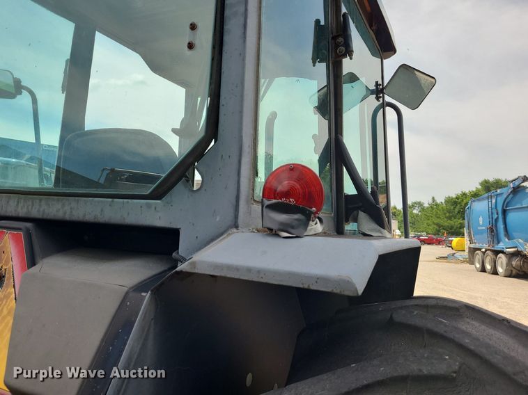 image for item DN8525 1997 John Deere 5500  MFWD tractor