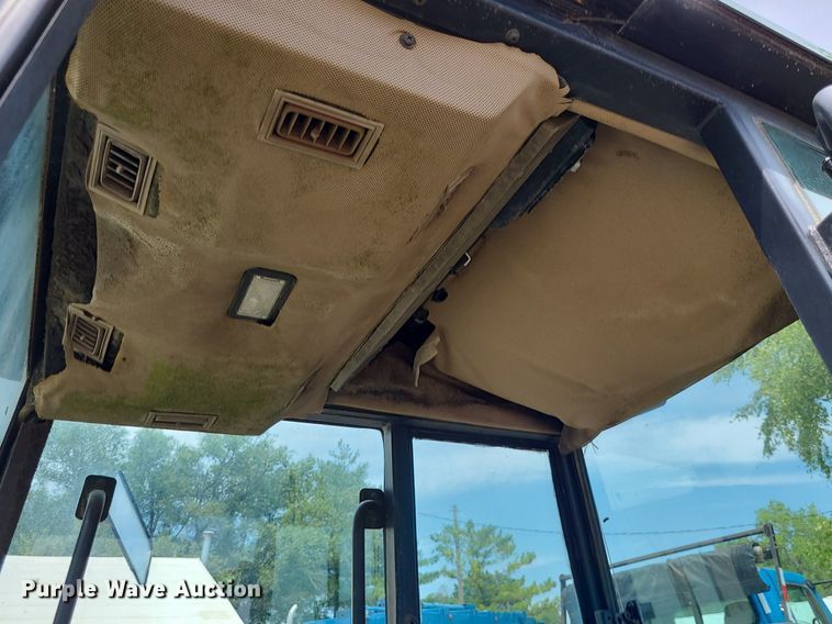 image for item DN8525 1997 John Deere 5500  MFWD tractor