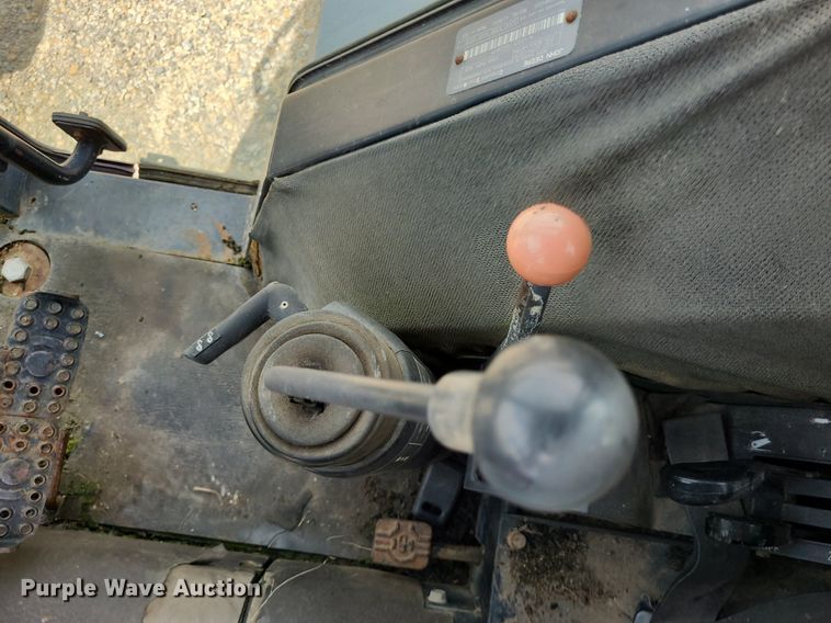 image for item DN8525 1997 John Deere 5500  MFWD tractor