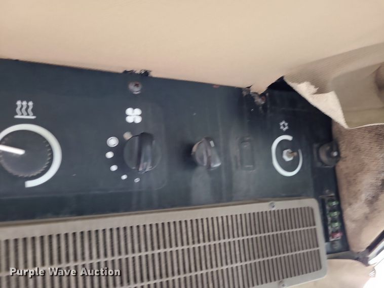 image for item DN8525 1997 John Deere 5500  MFWD tractor