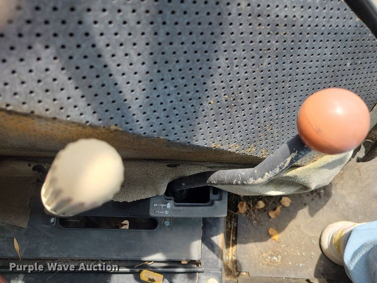 image for item DN8525 1997 John Deere 5500  MFWD tractor