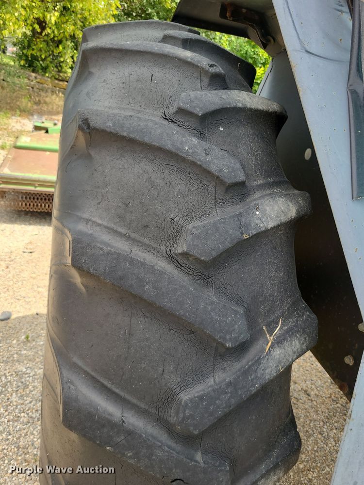 image for item DN8525 1997 John Deere 5500  MFWD tractor