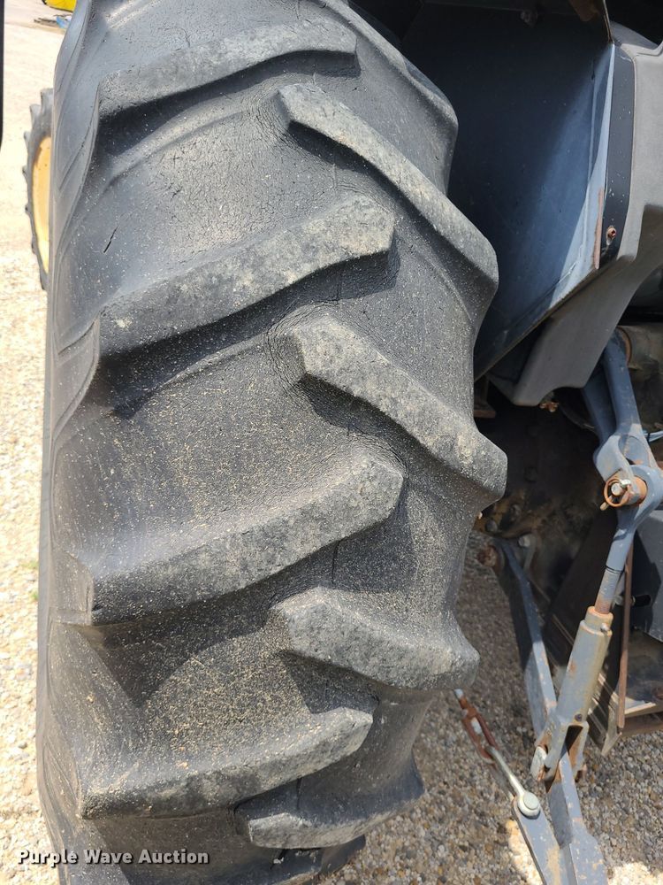 image for item DN8525 1997 John Deere 5500  MFWD tractor