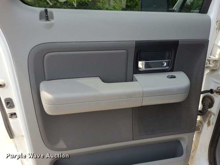 image for item DN8527 2005 Ford F150 XL  SuperCrew pickup truck