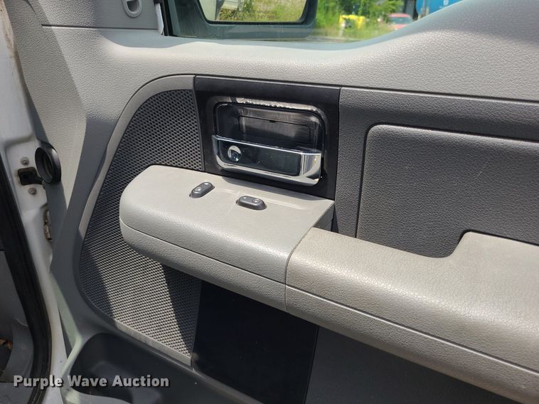 image for item DN8527 2005 Ford F150 XL  SuperCrew pickup truck