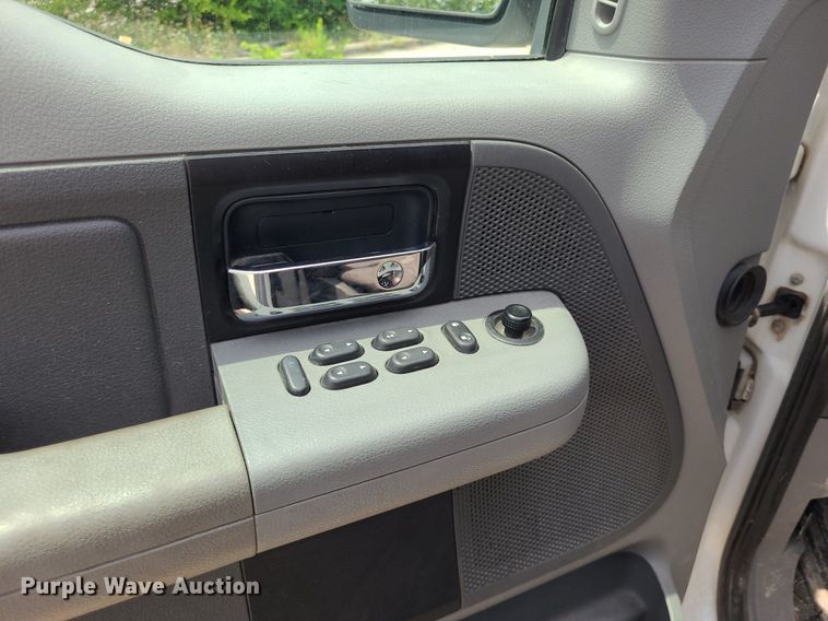 image for item DN8527 2005 Ford F150 XL  SuperCrew pickup truck