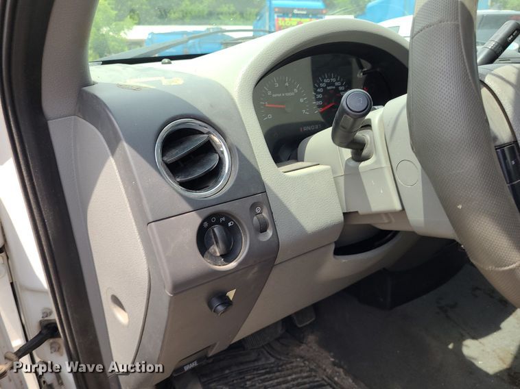 image for item DN8527 2005 Ford F150 XL  SuperCrew pickup truck