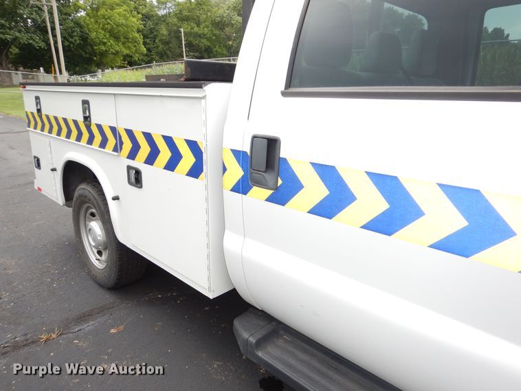 image for item DN8592 2016 Ford F250 Super Duty XL  Crew Cab utility bed pickup truck