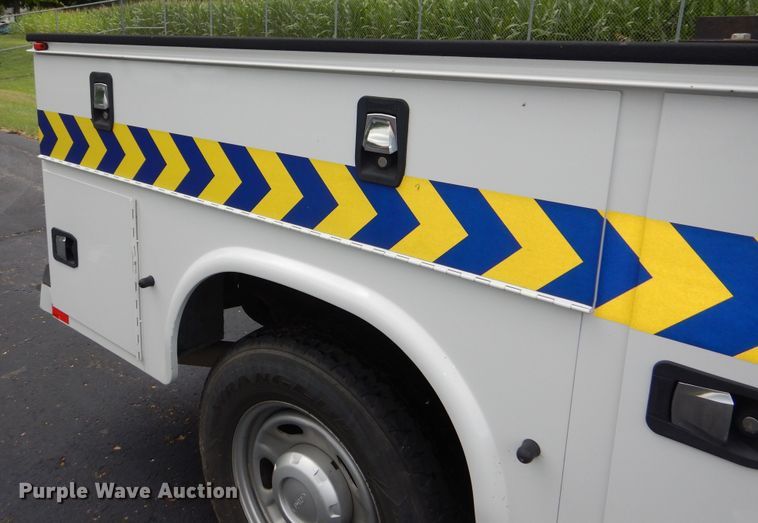 image for item DN8592 2016 Ford F250 Super Duty XL  Crew Cab utility bed pickup truck