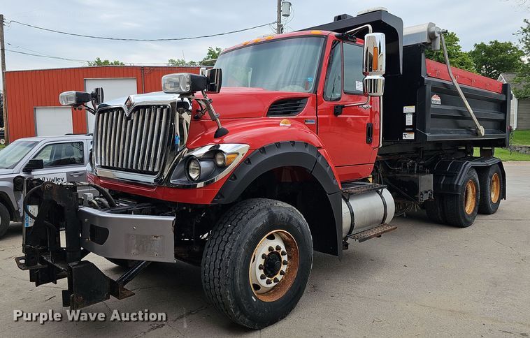 image for item DO2883 2013 International Work Star 7600  hook lift truck