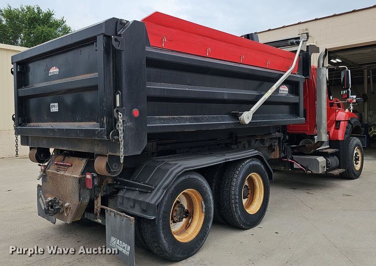 image for item DO2883 2013 International Work Star 7600  hook lift truck