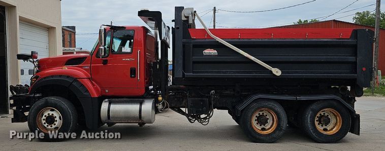 image for item DO2883 2013 International Work Star 7600  hook lift truck