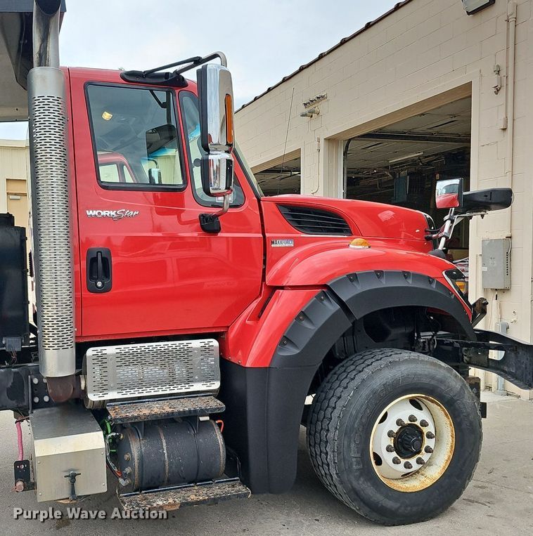 image for item DO2883 2013 International Work Star 7600  hook lift truck