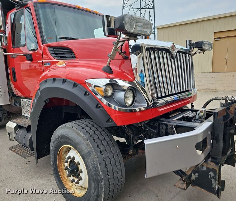 image for item DO2883 2013 International Work Star 7600  hook lift truck