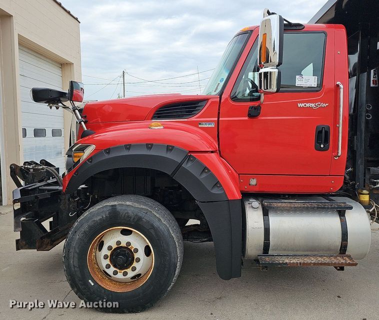 image for item DO2883 2013 International Work Star 7600  hook lift truck