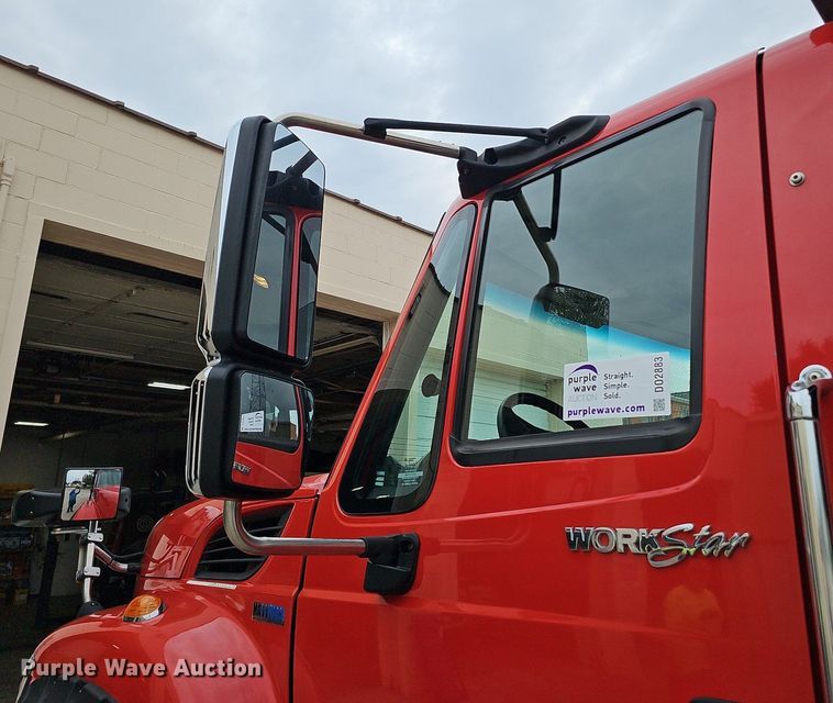 image for item DO2883 2013 International Work Star 7600  hook lift truck