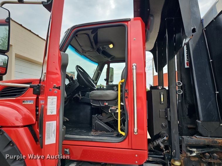 image for item DO2883 2013 International Work Star 7600  hook lift truck