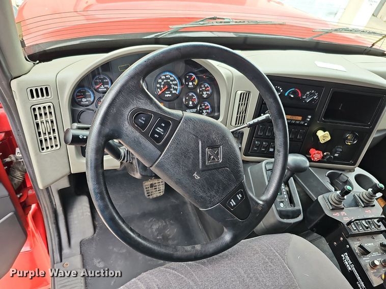 image for item DO2883 2013 International Work Star 7600  hook lift truck