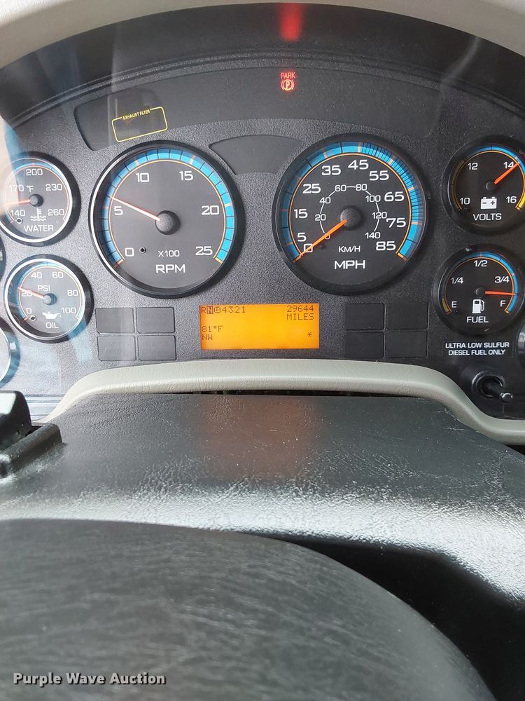 image for item DO2883 2013 International Work Star 7600  hook lift truck