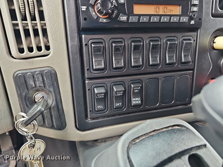 image for item DO2883 2013 International Work Star 7600  hook lift truck