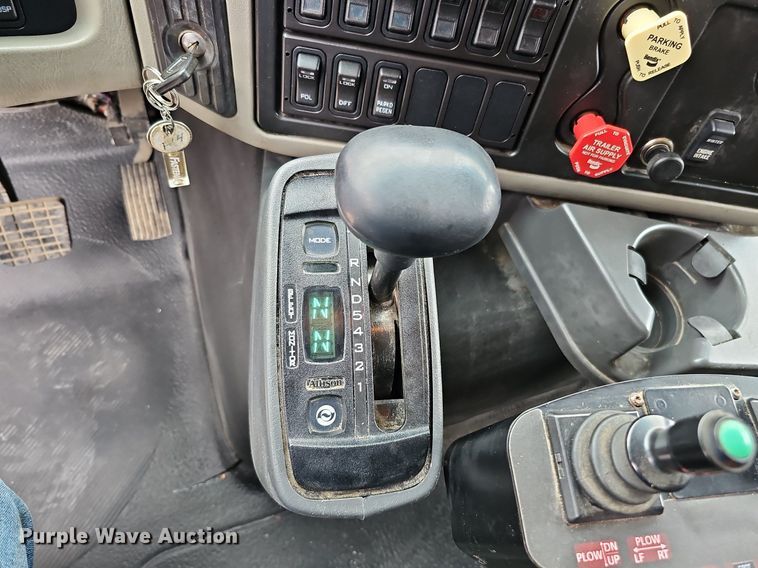 image for item DO2883 2013 International Work Star 7600  hook lift truck