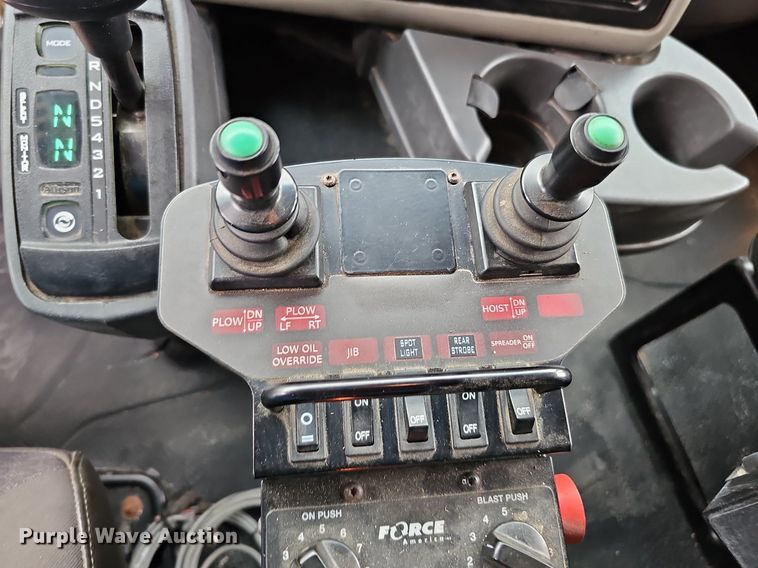 image for item DO2883 2013 International Work Star 7600  hook lift truck