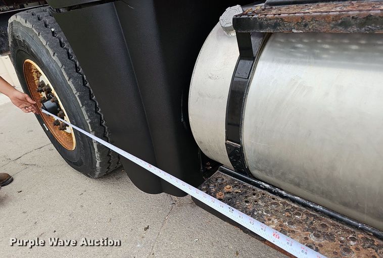 image for item DO2883 2013 International Work Star 7600  hook lift truck