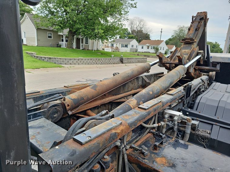 image for item DO2883 2013 International Work Star 7600  hook lift truck