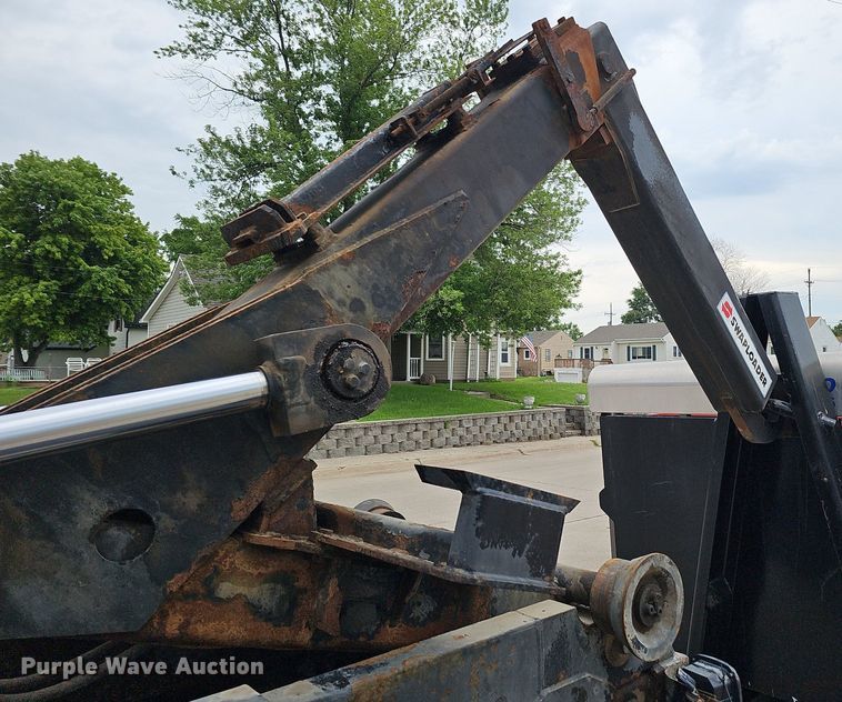 image for item DO2883 2013 International Work Star 7600  hook lift truck