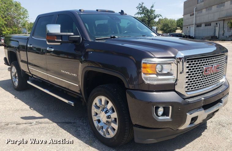 image for item DO2923 2015 GMC Sierra 2500HD Denali  Crew Cab pickup truck