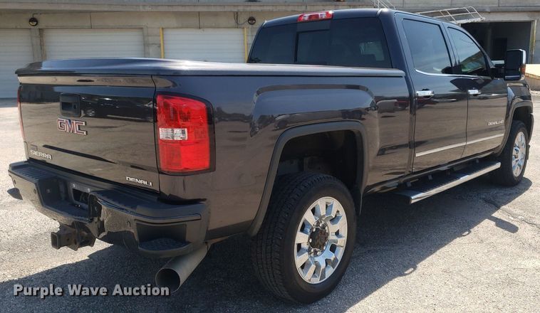 image for item DO2923 2015 GMC Sierra 2500HD Denali  Crew Cab pickup truck
