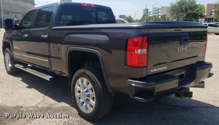 image for item DO2923 2015 GMC Sierra 2500HD Denali  Crew Cab pickup truck