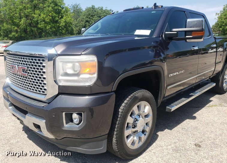 image for item DO2923 2015 GMC Sierra 2500HD Denali  Crew Cab pickup truck