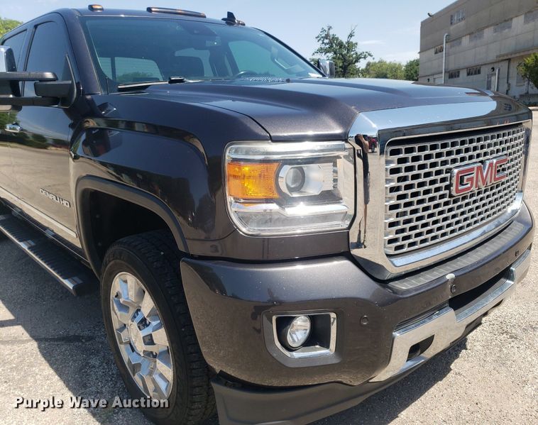 image for item DO2923 2015 GMC Sierra 2500HD Denali  Crew Cab pickup truck